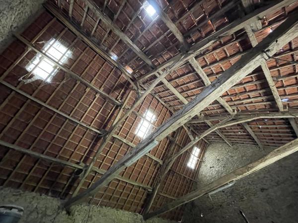 Corps de ferme sur 3 hectares – Maison, granges et hangar au cœur de la nature
