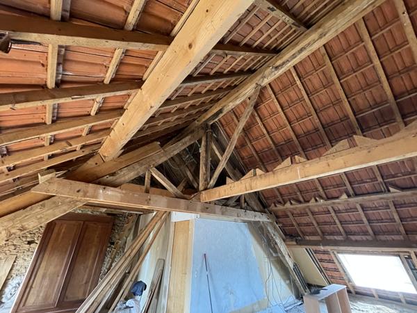 Corps de ferme sur 3 hectares – Maison, granges et hangar au cœur de la nature