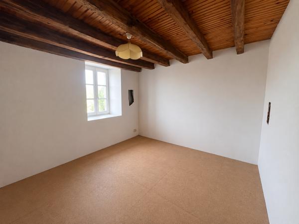 Corps de ferme sur 3 hectares – Maison, granges et hangar au cœur de la nature