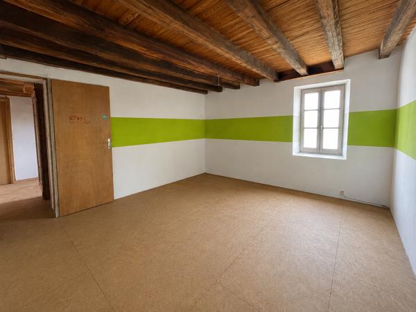 Corps de ferme sur 3 hectares – Maison, granges et hangar au cœur de la nature