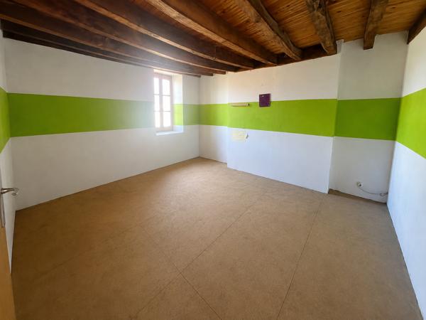 Corps de ferme sur 3 hectares – Maison, granges et hangar au cœur de la nature