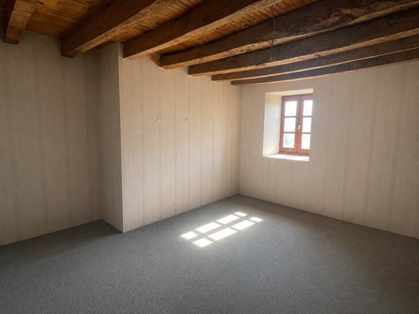 Corps de ferme sur 3 hectares – Maison, granges et hangar au cœur de la nature