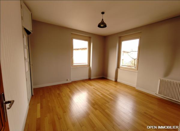 Saint-Laurent-sur-Gorre : Maison familiale de 176 m² avec local commercial