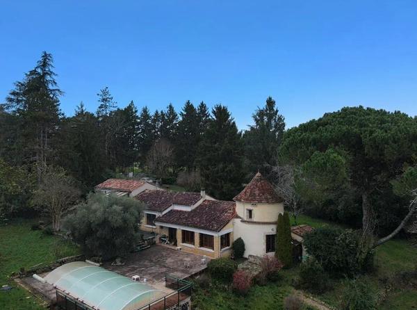 Vente                                                      Maison
                        
                     10 pièces                                         à Lalinde