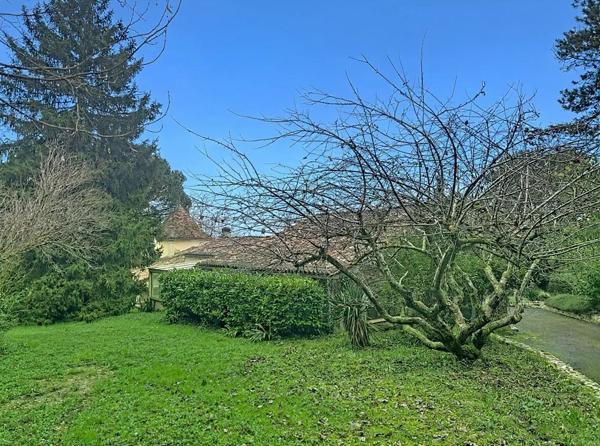 Vente                                                      Maison
                        
                     10 pièces                                         à Lalinde