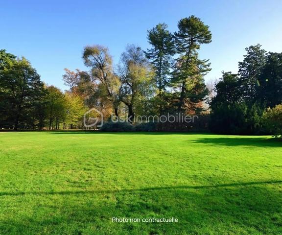 VILLEPARISIS – Terrain à bâtir de 535 m² – Secteur pavillonnaire recherché
RARE !!!  A 5 mn en voiture du RER B
Situé dans un environnement calme et résidentiel de Villeparisis, découvrez ce beau terrain à bâtir d’environ 535 m² offrant une façade d’environ 14 mètres.

Implanté en zone UC du PLU, ce terrain permet la réalisation d’un beau projet de construction familiale dans un secteur apprécié pour sa tranquillité et sa proximité des commodités.

Les atouts :
• Belle façade de 14 m permettant une implantation confortable
• Secteur pavillonnaire recherché
• Environnement calme
• Proximité des écoles, et transports
• Terrain rare sur le secteur

Idéal pour la construction d’une maison familiale avec jardin, stationnements et beaux volumes de vie.

Villeparisis bénéficie d’un accès rapide aux axes principaux ainsi qu’à la gare RER B permettant de rejoindre Paris facilement.

Étude de projet et renseignements complémentaires sur demande.

À découvrir rapidement !