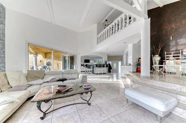 Maison 7 pièces de 200 m² située à Dardilly, piscine et terrain de plus de 3 000 m²