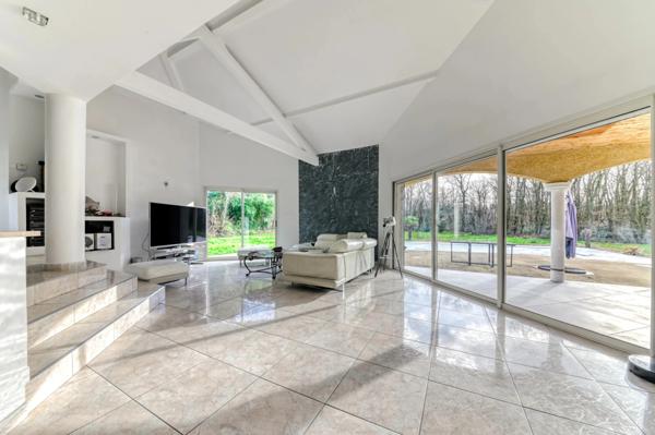 Maison 7 pièces de 200 m² située à Dardilly, piscine et terrain de plus de 3 000 m²