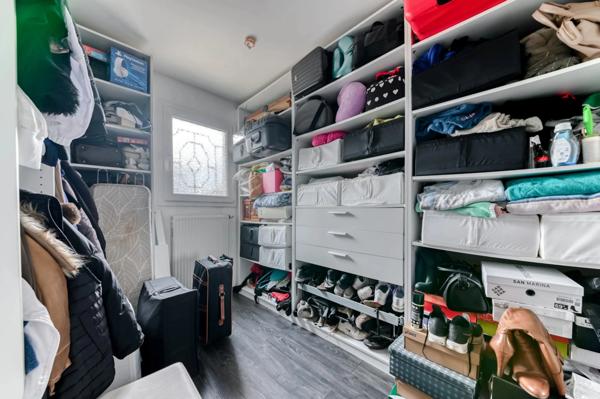 Maison 7 pièces de 200 m² située à Dardilly, piscine et terrain de plus de 3 000 m²