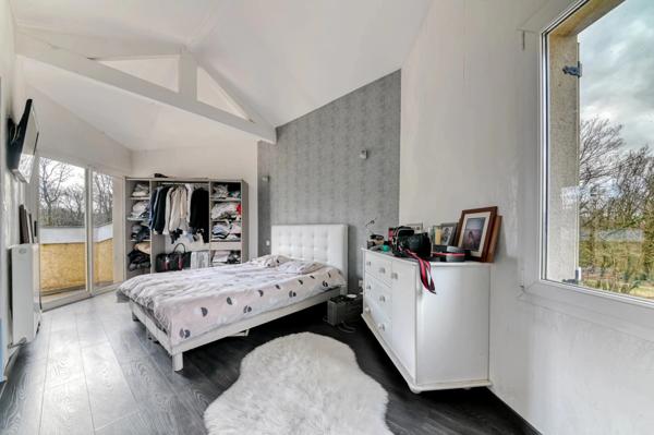 Maison 7 pièces de 200 m² située à Dardilly, piscine et terrain de plus de 3 000 m²