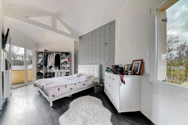 Maison 7 pièces de 200 m² située à Dardilly, piscine et terrain de plus de 3 000 m²