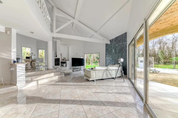 Maison 7 pièces de 200 m² située à Dardilly, piscine et terrain de plus de 3 000 m²