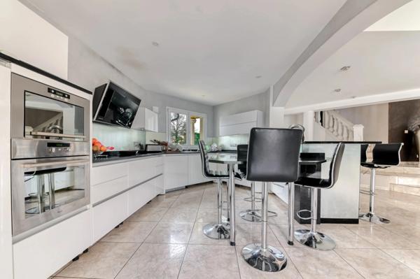 Maison 7 pièces de 200 m² située à Dardilly, piscine et terrain de plus de 3 000 m²