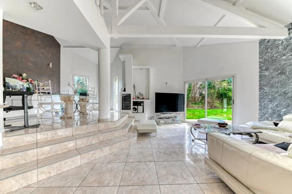 Maison 7 pièces de 200 m² située à Dardilly, piscine et terrain de plus de 3 000 m²