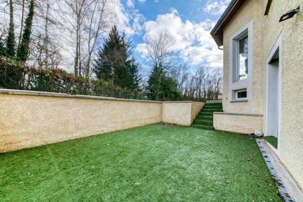 Maison 7 pièces de 200 m² située à Dardilly, piscine et terrain de plus de 3 000 m²