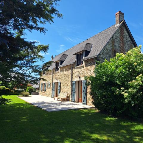 Maison en pierre située sur la commune de Commer, offrant 142 m² habitables.

Au rez-de-chaussée, vous découvrirez une entrée ouvrant sur une très belle pièce de vie lumineuse de plus de 50 m² avec un espace cuisine à aménager selon vos goûts et vos envies. Une chambre, une salle d’eau, un WC ainsi qu’une buanderie complètent ce niveau.
À l’étage, un bureau, un couloir desservant trois chambres ainsi qu’une salle de bain équipée d’une douche, d’une baignoire et d’un WC.

À l’extérieur, la propriété dispose d’une très belle terrasse, d’un jardin agréable ainsi que de plusieurs dépendances : un petit bâtiment dédié à la chaufferie, un garage avec atelier, un bâtiment ouvert servant de garage ainsi que deux bâtiments à réhabiliter offrant un beau potentiel d’aménagement.

L’ensemble est implanté sur un terrain plat et arboré de plus de 4 000 m², idéal pour profiter d’un environnement calme et verdoyant.

Chauffage par géothermie.

Maison pleine de charme avec de beaux volumes, idéale pour une famille en quête de confort et d’authenticité.