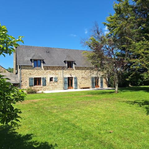 Maison en pierre située sur la commune de Commer, offrant 142 m² habitables.

Au rez-de-chaussée, vous découvrirez une entrée ouvrant sur une très belle pièce de vie lumineuse de plus de 50 m² avec un espace cuisine à aménager selon vos goûts et vos envies. Une chambre, une salle d’eau, un WC ainsi qu’une buanderie complètent ce niveau.
À l’étage, un bureau, un couloir desservant trois chambres ainsi qu’une salle de bain équipée d’une douche, d’une baignoire et d’un WC.

À l’extérieur, la propriété dispose d’une très belle terrasse, d’un jardin agréable ainsi que de plusieurs dépendances : un petit bâtiment dédié à la chaufferie, un garage avec atelier, un bâtiment ouvert servant de garage ainsi que deux bâtiments à réhabiliter offrant un beau potentiel d’aménagement.

L’ensemble est implanté sur un terrain plat et arboré de plus de 4 000 m², idéal pour profiter d’un environnement calme et verdoyant.

Chauffage par géothermie.

Maison pleine de charme avec de beaux volumes, idéale pour une famille en quête de confort et d’authenticité.