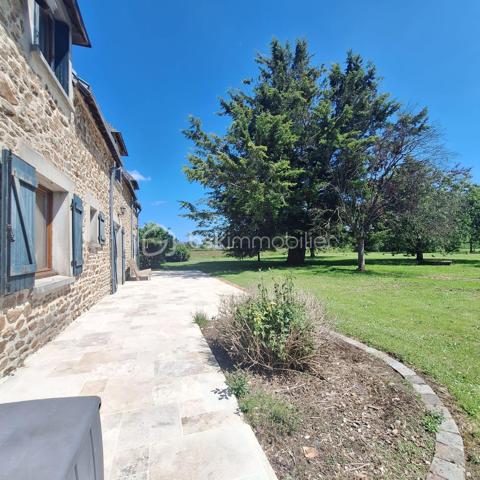 Maison en pierre située sur la commune de Commer, offrant 142 m² habitables.

Au rez-de-chaussée, vous découvrirez une entrée ouvrant sur une très belle pièce de vie lumineuse de plus de 50 m² avec un espace cuisine à aménager selon vos goûts et vos envies. Une chambre, une salle d’eau, un WC ainsi qu’une buanderie complètent ce niveau.
À l’étage, un bureau, un couloir desservant trois chambres ainsi qu’une salle de bain équipée d’une douche, d’une baignoire et d’un WC.

À l’extérieur, la propriété dispose d’une très belle terrasse, d’un jardin agréable ainsi que de plusieurs dépendances : un petit bâtiment dédié à la chaufferie, un garage avec atelier, un bâtiment ouvert servant de garage ainsi que deux bâtiments à réhabiliter offrant un beau potentiel d’aménagement.

L’ensemble est implanté sur un terrain plat et arboré de plus de 4 000 m², idéal pour profiter d’un environnement calme et verdoyant.

Chauffage par géothermie.

Maison pleine de charme avec de beaux volumes, idéale pour une famille en quête de confort et d’authenticité.