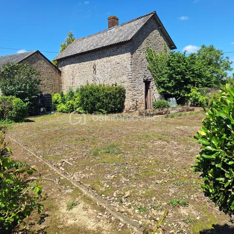 Maison en pierre située sur la commune de Commer, offrant 142 m² habitables.

Au rez-de-chaussée, vous découvrirez une entrée ouvrant sur une très belle pièce de vie lumineuse de plus de 50 m² avec un espace cuisine à aménager selon vos goûts et vos envies. Une chambre, une salle d’eau, un WC ainsi qu’une buanderie complètent ce niveau.
À l’étage, un bureau, un couloir desservant trois chambres ainsi qu’une salle de bain équipée d’une douche, d’une baignoire et d’un WC.

À l’extérieur, la propriété dispose d’une très belle terrasse, d’un jardin agréable ainsi que de plusieurs dépendances : un petit bâtiment dédié à la chaufferie, un garage avec atelier, un bâtiment ouvert servant de garage ainsi que deux bâtiments à réhabiliter offrant un beau potentiel d’aménagement.

L’ensemble est implanté sur un terrain plat et arboré de plus de 4 000 m², idéal pour profiter d’un environnement calme et verdoyant.

Chauffage par géothermie.

Maison pleine de charme avec de beaux volumes, idéale pour une famille en quête de confort et d’authenticité.
