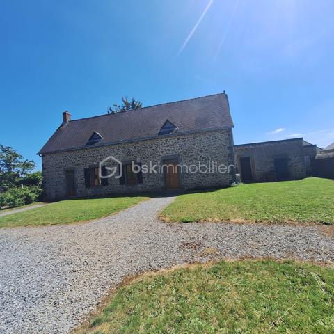 Maison en pierre située sur la commune de Commer, offrant 142 m² habitables.

Au rez-de-chaussée, vous découvrirez une entrée ouvrant sur une très belle pièce de vie lumineuse de plus de 50 m² avec un espace cuisine à aménager selon vos goûts et vos envies. Une chambre, une salle d’eau, un WC ainsi qu’une buanderie complètent ce niveau.
À l’étage, un bureau, un couloir desservant trois chambres ainsi qu’une salle de bain équipée d’une douche, d’une baignoire et d’un WC.

À l’extérieur, la propriété dispose d’une très belle terrasse, d’un jardin agréable ainsi que de plusieurs dépendances : un petit bâtiment dédié à la chaufferie, un garage avec atelier, un bâtiment ouvert servant de garage ainsi que deux bâtiments à réhabiliter offrant un beau potentiel d’aménagement.

L’ensemble est implanté sur un terrain plat et arboré de plus de 4 000 m², idéal pour profiter d’un environnement calme et verdoyant.

Chauffage par géothermie.

Maison pleine de charme avec de beaux volumes, idéale pour une famille en quête de confort et d’authenticité.
