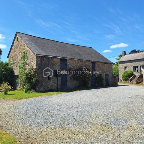 Maison en pierre située sur la commune de Commer, offrant 142 m² habitables.

Au rez-de-chaussée, vous découvrirez une entrée ouvrant sur une très belle pièce de vie lumineuse de plus de 50 m² avec un espace cuisine à aménager selon vos goûts et vos envies. Une chambre, une salle d’eau, un WC ainsi qu’une buanderie complètent ce niveau.
À l’étage, un bureau, un couloir desservant trois chambres ainsi qu’une salle de bain équipée d’une douche, d’une baignoire et d’un WC.

À l’extérieur, la propriété dispose d’une très belle terrasse, d’un jardin agréable ainsi que de plusieurs dépendances : un petit bâtiment dédié à la chaufferie, un garage avec atelier, un bâtiment ouvert servant de garage ainsi que deux bâtiments à réhabiliter offrant un beau potentiel d’aménagement.

L’ensemble est implanté sur un terrain plat et arboré de plus de 4 000 m², idéal pour profiter d’un environnement calme et verdoyant.

Chauffage par géothermie.

Maison pleine de charme avec de beaux volumes, idéale pour une famille en quête de confort et d’authenticité.