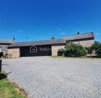 Maison en pierre située sur la commune de Commer, offrant 142 m² habitables.

Au rez-de-chaussée, vous découvrirez une entrée ouvrant sur une très belle pièce de vie lumineuse de plus de 50 m² avec un espace cuisine à aménager selon vos goûts et vos envies. Une chambre, une salle d’eau, un WC ainsi qu’une buanderie complètent ce niveau.
À l’étage, un bureau, un couloir desservant trois chambres ainsi qu’une salle de bain équipée d’une douche, d’une baignoire et d’un WC.

À l’extérieur, la propriété dispose d’une très belle terrasse, d’un jardin agréable ainsi que de plusieurs dépendances : un petit bâtiment dédié à la chaufferie, un garage avec atelier, un bâtiment ouvert servant de garage ainsi que deux bâtiments à réhabiliter offrant un beau potentiel d’aménagement.

L’ensemble est implanté sur un terrain plat et arboré de plus de 4 000 m², idéal pour profiter d’un environnement calme et verdoyant.

Chauffage par géothermie.

Maison pleine de charme avec de beaux volumes, idéale pour une famille en quête de confort et d’authenticité.