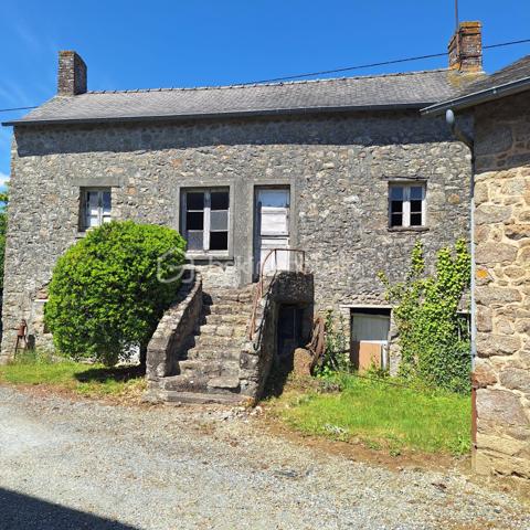 Maison en pierre située sur la commune de Commer, offrant 142 m² habitables.

Au rez-de-chaussée, vous découvrirez une entrée ouvrant sur une très belle pièce de vie lumineuse de plus de 50 m² avec un espace cuisine à aménager selon vos goûts et vos envies. Une chambre, une salle d’eau, un WC ainsi qu’une buanderie complètent ce niveau.
À l’étage, un bureau, un couloir desservant trois chambres ainsi qu’une salle de bain équipée d’une douche, d’une baignoire et d’un WC.

À l’extérieur, la propriété dispose d’une très belle terrasse, d’un jardin agréable ainsi que de plusieurs dépendances : un petit bâtiment dédié à la chaufferie, un garage avec atelier, un bâtiment ouvert servant de garage ainsi que deux bâtiments à réhabiliter offrant un beau potentiel d’aménagement.

L’ensemble est implanté sur un terrain plat et arboré de plus de 4 000 m², idéal pour profiter d’un environnement calme et verdoyant.

Chauffage par géothermie.

Maison pleine de charme avec de beaux volumes, idéale pour une famille en quête de confort et d’authenticité.