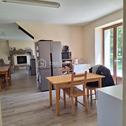 Maison en pierre située sur la commune de Commer, offrant 142 m² habitables.

Au rez-de-chaussée, vous découvrirez une entrée ouvrant sur une très belle pièce de vie lumineuse de plus de 50 m² avec un espace cuisine à aménager selon vos goûts et vos envies. Une chambre, une salle d’eau, un WC ainsi qu’une buanderie complètent ce niveau.
À l’étage, un bureau, un couloir desservant trois chambres ainsi qu’une salle de bain équipée d’une douche, d’une baignoire et d’un WC.

À l’extérieur, la propriété dispose d’une très belle terrasse, d’un jardin agréable ainsi que de plusieurs dépendances : un petit bâtiment dédié à la chaufferie, un garage avec atelier, un bâtiment ouvert servant de garage ainsi que deux bâtiments à réhabiliter offrant un beau potentiel d’aménagement.

L’ensemble est implanté sur un terrain plat et arboré de plus de 4 000 m², idéal pour profiter d’un environnement calme et verdoyant.

Chauffage par géothermie.

Maison pleine de charme avec de beaux volumes, idéale pour une famille en quête de confort et d’authenticité.