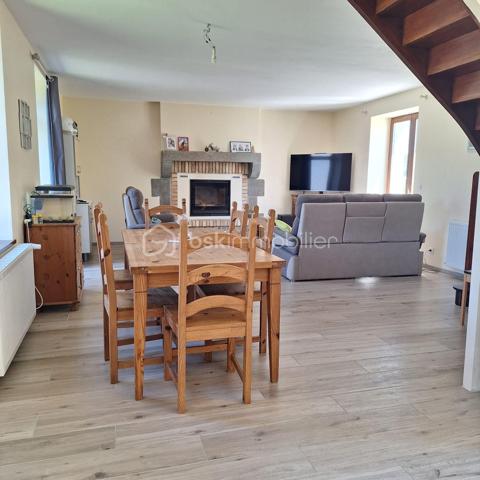 Maison en pierre située sur la commune de Commer, offrant 142 m² habitables.

Au rez-de-chaussée, vous découvrirez une entrée ouvrant sur une très belle pièce de vie lumineuse de plus de 50 m² avec un espace cuisine à aménager selon vos goûts et vos envies. Une chambre, une salle d’eau, un WC ainsi qu’une buanderie complètent ce niveau.
À l’étage, un bureau, un couloir desservant trois chambres ainsi qu’une salle de bain équipée d’une douche, d’une baignoire et d’un WC.

À l’extérieur, la propriété dispose d’une très belle terrasse, d’un jardin agréable ainsi que de plusieurs dépendances : un petit bâtiment dédié à la chaufferie, un garage avec atelier, un bâtiment ouvert servant de garage ainsi que deux bâtiments à réhabiliter offrant un beau potentiel d’aménagement.

L’ensemble est implanté sur un terrain plat et arboré de plus de 4 000 m², idéal pour profiter d’un environnement calme et verdoyant.

Chauffage par géothermie.

Maison pleine de charme avec de beaux volumes, idéale pour une famille en quête de confort et d’authenticité.
