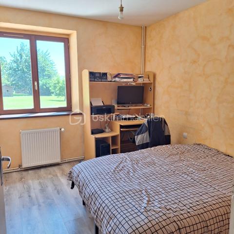 Maison en pierre située sur la commune de Commer, offrant 142 m² habitables.

Au rez-de-chaussée, vous découvrirez une entrée ouvrant sur une très belle pièce de vie lumineuse de plus de 50 m² avec un espace cuisine à aménager selon vos goûts et vos envies. Une chambre, une salle d’eau, un WC ainsi qu’une buanderie complètent ce niveau.
À l’étage, un bureau, un couloir desservant trois chambres ainsi qu’une salle de bain équipée d’une douche, d’une baignoire et d’un WC.

À l’extérieur, la propriété dispose d’une très belle terrasse, d’un jardin agréable ainsi que de plusieurs dépendances : un petit bâtiment dédié à la chaufferie, un garage avec atelier, un bâtiment ouvert servant de garage ainsi que deux bâtiments à réhabiliter offrant un beau potentiel d’aménagement.

L’ensemble est implanté sur un terrain plat et arboré de plus de 4 000 m², idéal pour profiter d’un environnement calme et verdoyant.

Chauffage par géothermie.

Maison pleine de charme avec de beaux volumes, idéale pour une famille en quête de confort et d’authenticité.