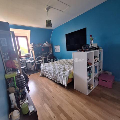 Maison en pierre située sur la commune de Commer, offrant 142 m² habitables.

Au rez-de-chaussée, vous découvrirez une entrée ouvrant sur une très belle pièce de vie lumineuse de plus de 50 m² avec un espace cuisine à aménager selon vos goûts et vos envies. Une chambre, une salle d’eau, un WC ainsi qu’une buanderie complètent ce niveau.
À l’étage, un bureau, un couloir desservant trois chambres ainsi qu’une salle de bain équipée d’une douche, d’une baignoire et d’un WC.

À l’extérieur, la propriété dispose d’une très belle terrasse, d’un jardin agréable ainsi que de plusieurs dépendances : un petit bâtiment dédié à la chaufferie, un garage avec atelier, un bâtiment ouvert servant de garage ainsi que deux bâtiments à réhabiliter offrant un beau potentiel d’aménagement.

L’ensemble est implanté sur un terrain plat et arboré de plus de 4 000 m², idéal pour profiter d’un environnement calme et verdoyant.

Chauffage par géothermie.

Maison pleine de charme avec de beaux volumes, idéale pour une famille en quête de confort et d’authenticité.