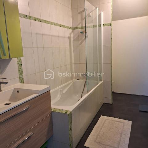 Maison en pierre située sur la commune de Commer, offrant 142 m² habitables.

Au rez-de-chaussée, vous découvrirez une entrée ouvrant sur une très belle pièce de vie lumineuse de plus de 50 m² avec un espace cuisine à aménager selon vos goûts et vos envies. Une chambre, une salle d’eau, un WC ainsi qu’une buanderie complètent ce niveau.
À l’étage, un bureau, un couloir desservant trois chambres ainsi qu’une salle de bain équipée d’une douche, d’une baignoire et d’un WC.

À l’extérieur, la propriété dispose d’une très belle terrasse, d’un jardin agréable ainsi que de plusieurs dépendances : un petit bâtiment dédié à la chaufferie, un garage avec atelier, un bâtiment ouvert servant de garage ainsi que deux bâtiments à réhabiliter offrant un beau potentiel d’aménagement.

L’ensemble est implanté sur un terrain plat et arboré de plus de 4 000 m², idéal pour profiter d’un environnement calme et verdoyant.

Chauffage par géothermie.

Maison pleine de charme avec de beaux volumes, idéale pour une famille en quête de confort et d’authenticité.