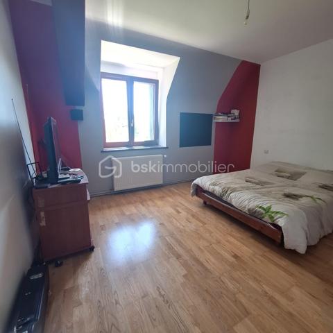 Maison en pierre située sur la commune de Commer, offrant 142 m² habitables.

Au rez-de-chaussée, vous découvrirez une entrée ouvrant sur une très belle pièce de vie lumineuse de plus de 50 m² avec un espace cuisine à aménager selon vos goûts et vos envies. Une chambre, une salle d’eau, un WC ainsi qu’une buanderie complètent ce niveau.
À l’étage, un bureau, un couloir desservant trois chambres ainsi qu’une salle de bain équipée d’une douche, d’une baignoire et d’un WC.

À l’extérieur, la propriété dispose d’une très belle terrasse, d’un jardin agréable ainsi que de plusieurs dépendances : un petit bâtiment dédié à la chaufferie, un garage avec atelier, un bâtiment ouvert servant de garage ainsi que deux bâtiments à réhabiliter offrant un beau potentiel d’aménagement.

L’ensemble est implanté sur un terrain plat et arboré de plus de 4 000 m², idéal pour profiter d’un environnement calme et verdoyant.

Chauffage par géothermie.

Maison pleine de charme avec de beaux volumes, idéale pour une famille en quête de confort et d’authenticité.