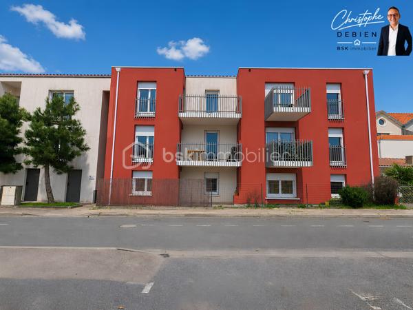 Christophe Debien – BSK Immobilier Vendée vous présente, au sud-ouest du Château d’Olonne, ce charmant appartement de 2011 alliant confort, luminosité et praticité.

Vous recherchez un bien fonctionnel, au calme, tout en restant proche de tout ? Cet appartement bénéficie d’un emplacement stratégique : arrêt de bus à proximité immédiate et à moins de 10 minutes à vélo de la gare SNCF, des plages et du centre commercial La Boussole.

Situé au 2ᵉ et dernier étage d’une résidence récente, sécurisée et à taille humaine, sans ascenseur, ce logement parfaitement entretenu offre un cadre de vie serein. Son exposition ouest apporte une belle luminosité en fin de journée, aussi bien dans la pièce de vie que dans la chambre.

L’appartement se compose de :

• Une entrée avec dressing et WC séparés
• Une pièce de vie fonctionnelle avec kitchenette et accès direct au balcon, idéal pour profiter des soirées ensoleillées
• Une chambre spacieuse ouverte sur le balcon
• Une salle d’eau confortable attenante

La résidence propose également :

• Deux places de parking privatives
• Un local vélo collectif
• Un espace dédié au tri des déchets

Un bien idéal pour un premier achat, un pied-à-terre en bord de mer ou un investissement locatif sécurisé.

Envie d’en savoir plus ou de programmer une visite ?

📞 Contactez-moi dès maintenant — je me ferai un plaisir de vous accompagner dans la réussite de votre projet immobilier.

Conformément aux dispositions de la loi ELAN, tout candidat acquéreur est informé de son droit de se faire accompagner, lors de la visite, par un professionnel du bâtiment de son choix.

Il est demandé de signaler préalablement la présence de cet intervenant afin de permettre l’organisation de la visite dans des conditions adaptées.