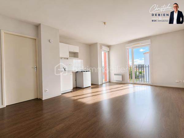 Christophe Debien – BSK Immobilier Vendée vous présente, au sud-ouest du Château d’Olonne, ce charmant appartement de 2011 alliant confort, luminosité et praticité.

Vous recherchez un bien fonctionnel, au calme, tout en restant proche de tout ? Cet appartement bénéficie d’un emplacement stratégique : arrêt de bus à proximité immédiate et à moins de 10 minutes à vélo de la gare SNCF, des plages et du centre commercial La Boussole.

Situé au 2ᵉ et dernier étage d’une résidence récente, sécurisée et à taille humaine, sans ascenseur, ce logement parfaitement entretenu offre un cadre de vie serein. Son exposition ouest apporte une belle luminosité en fin de journée, aussi bien dans la pièce de vie que dans la chambre.

L’appartement se compose de :

• Une entrée avec dressing et WC séparés
• Une pièce de vie fonctionnelle avec kitchenette et accès direct au balcon, idéal pour profiter des soirées ensoleillées
• Une chambre spacieuse ouverte sur le balcon
• Une salle d’eau confortable attenante

La résidence propose également :

• Deux places de parking privatives
• Un local vélo collectif
• Un espace dédié au tri des déchets

Un bien idéal pour un premier achat, un pied-à-terre en bord de mer ou un investissement locatif sécurisé.

Envie d’en savoir plus ou de programmer une visite ?

📞 Contactez-moi dès maintenant — je me ferai un plaisir de vous accompagner dans la réussite de votre projet immobilier.

Conformément aux dispositions de la loi ELAN, tout candidat acquéreur est informé de son droit de se faire accompagner, lors de la visite, par un professionnel du bâtiment de son choix.

Il est demandé de signaler préalablement la présence de cet intervenant afin de permettre l’organisation de la visite dans des conditions adaptées.