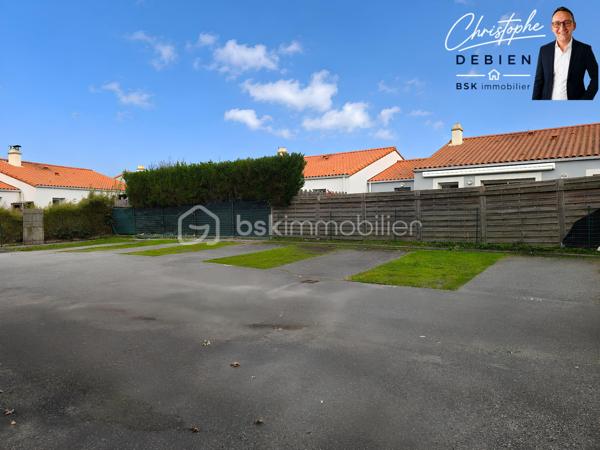 Christophe Debien – BSK Immobilier Vendée vous présente, au sud-ouest du Château d’Olonne, ce charmant appartement de 2011 alliant confort, luminosité et praticité.

Vous recherchez un bien fonctionnel, au calme, tout en restant proche de tout ? Cet appartement bénéficie d’un emplacement stratégique : arrêt de bus à proximité immédiate et à moins de 10 minutes à vélo de la gare SNCF, des plages et du centre commercial La Boussole.

Situé au 2ᵉ et dernier étage d’une résidence récente, sécurisée et à taille humaine, sans ascenseur, ce logement parfaitement entretenu offre un cadre de vie serein. Son exposition ouest apporte une belle luminosité en fin de journée, aussi bien dans la pièce de vie que dans la chambre.

L’appartement se compose de :

• Une entrée avec dressing et WC séparés
• Une pièce de vie fonctionnelle avec kitchenette et accès direct au balcon, idéal pour profiter des soirées ensoleillées
• Une chambre spacieuse ouverte sur le balcon
• Une salle d’eau confortable attenante

La résidence propose également :

• Deux places de parking privatives
• Un local vélo collectif
• Un espace dédié au tri des déchets

Un bien idéal pour un premier achat, un pied-à-terre en bord de mer ou un investissement locatif sécurisé.

Envie d’en savoir plus ou de programmer une visite ?

📞 Contactez-moi dès maintenant — je me ferai un plaisir de vous accompagner dans la réussite de votre projet immobilier.

Conformément aux dispositions de la loi ELAN, tout candidat acquéreur est informé de son droit de se faire accompagner, lors de la visite, par un professionnel du bâtiment de son choix.

Il est demandé de signaler préalablement la présence de cet intervenant afin de permettre l’organisation de la visite dans des conditions adaptées.