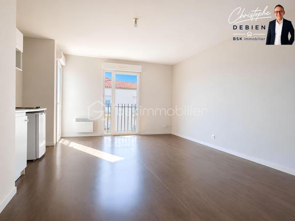Christophe Debien – BSK Immobilier Vendée vous présente, au sud-ouest du Château d’Olonne, ce charmant appartement de 2011 alliant confort, luminosité et praticité.

Vous recherchez un bien fonctionnel, au calme, tout en restant proche de tout ? Cet appartement bénéficie d’un emplacement stratégique : arrêt de bus à proximité immédiate et à moins de 10 minutes à vélo de la gare SNCF, des plages et du centre commercial La Boussole.

Situé au 2ᵉ et dernier étage d’une résidence récente, sécurisée et à taille humaine, sans ascenseur, ce logement parfaitement entretenu offre un cadre de vie serein. Son exposition ouest apporte une belle luminosité en fin de journée, aussi bien dans la pièce de vie que dans la chambre.

L’appartement se compose de :

• Une entrée avec dressing et WC séparés
• Une pièce de vie fonctionnelle avec kitchenette et accès direct au balcon, idéal pour profiter des soirées ensoleillées
• Une chambre spacieuse ouverte sur le balcon
• Une salle d’eau confortable attenante

La résidence propose également :

• Deux places de parking privatives
• Un local vélo collectif
• Un espace dédié au tri des déchets

Un bien idéal pour un premier achat, un pied-à-terre en bord de mer ou un investissement locatif sécurisé.

Envie d’en savoir plus ou de programmer une visite ?

📞 Contactez-moi dès maintenant — je me ferai un plaisir de vous accompagner dans la réussite de votre projet immobilier.

Conformément aux dispositions de la loi ELAN, tout candidat acquéreur est informé de son droit de se faire accompagner, lors de la visite, par un professionnel du bâtiment de son choix.

Il est demandé de signaler préalablement la présence de cet intervenant afin de permettre l’organisation de la visite dans des conditions adaptées.