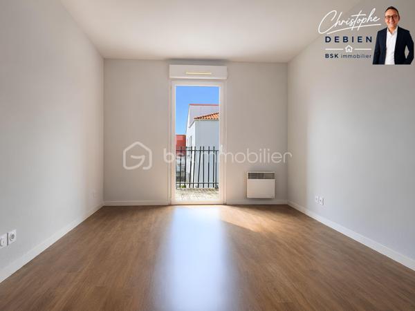 Christophe Debien – BSK Immobilier Vendée vous présente, au sud-ouest du Château d’Olonne, ce charmant appartement de 2011 alliant confort, luminosité et praticité.

Vous recherchez un bien fonctionnel, au calme, tout en restant proche de tout ? Cet appartement bénéficie d’un emplacement stratégique : arrêt de bus à proximité immédiate et à moins de 10 minutes à vélo de la gare SNCF, des plages et du centre commercial La Boussole.

Situé au 2ᵉ et dernier étage d’une résidence récente, sécurisée et à taille humaine, sans ascenseur, ce logement parfaitement entretenu offre un cadre de vie serein. Son exposition ouest apporte une belle luminosité en fin de journée, aussi bien dans la pièce de vie que dans la chambre.

L’appartement se compose de :

• Une entrée avec dressing et WC séparés
• Une pièce de vie fonctionnelle avec kitchenette et accès direct au balcon, idéal pour profiter des soirées ensoleillées
• Une chambre spacieuse ouverte sur le balcon
• Une salle d’eau confortable attenante

La résidence propose également :

• Deux places de parking privatives
• Un local vélo collectif
• Un espace dédié au tri des déchets

Un bien idéal pour un premier achat, un pied-à-terre en bord de mer ou un investissement locatif sécurisé.

Envie d’en savoir plus ou de programmer une visite ?

📞 Contactez-moi dès maintenant — je me ferai un plaisir de vous accompagner dans la réussite de votre projet immobilier.

Conformément aux dispositions de la loi ELAN, tout candidat acquéreur est informé de son droit de se faire accompagner, lors de la visite, par un professionnel du bâtiment de son choix.

Il est demandé de signaler préalablement la présence de cet intervenant afin de permettre l’organisation de la visite dans des conditions adaptées.