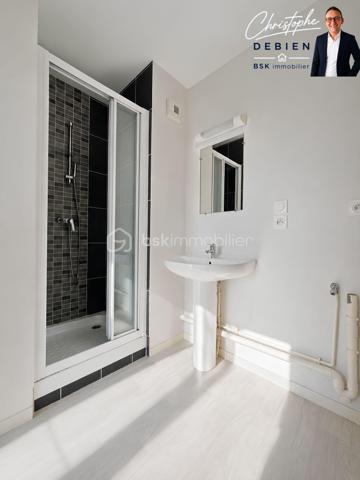 Christophe Debien – BSK Immobilier Vendée vous présente, au sud-ouest du Château d’Olonne, ce charmant appartement de 2011 alliant confort, luminosité et praticité.

Vous recherchez un bien fonctionnel, au calme, tout en restant proche de tout ? Cet appartement bénéficie d’un emplacement stratégique : arrêt de bus à proximité immédiate et à moins de 10 minutes à vélo de la gare SNCF, des plages et du centre commercial La Boussole.

Situé au 2ᵉ et dernier étage d’une résidence récente, sécurisée et à taille humaine, sans ascenseur, ce logement parfaitement entretenu offre un cadre de vie serein. Son exposition ouest apporte une belle luminosité en fin de journée, aussi bien dans la pièce de vie que dans la chambre.

L’appartement se compose de :

• Une entrée avec dressing et WC séparés
• Une pièce de vie fonctionnelle avec kitchenette et accès direct au balcon, idéal pour profiter des soirées ensoleillées
• Une chambre spacieuse ouverte sur le balcon
• Une salle d’eau confortable attenante

La résidence propose également :

• Deux places de parking privatives
• Un local vélo collectif
• Un espace dédié au tri des déchets

Un bien idéal pour un premier achat, un pied-à-terre en bord de mer ou un investissement locatif sécurisé.

Envie d’en savoir plus ou de programmer une visite ?

📞 Contactez-moi dès maintenant — je me ferai un plaisir de vous accompagner dans la réussite de votre projet immobilier.

Conformément aux dispositions de la loi ELAN, tout candidat acquéreur est informé de son droit de se faire accompagner, lors de la visite, par un professionnel du bâtiment de son choix.

Il est demandé de signaler préalablement la présence de cet intervenant afin de permettre l’organisation de la visite dans des conditions adaptées.