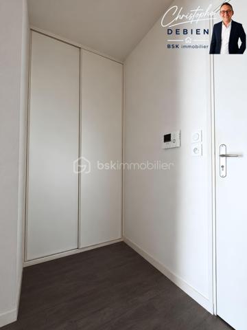 Christophe Debien – BSK Immobilier Vendée vous présente, au sud-ouest du Château d’Olonne, ce charmant appartement de 2011 alliant confort, luminosité et praticité.

Vous recherchez un bien fonctionnel, au calme, tout en restant proche de tout ? Cet appartement bénéficie d’un emplacement stratégique : arrêt de bus à proximité immédiate et à moins de 10 minutes à vélo de la gare SNCF, des plages et du centre commercial La Boussole.

Situé au 2ᵉ et dernier étage d’une résidence récente, sécurisée et à taille humaine, sans ascenseur, ce logement parfaitement entretenu offre un cadre de vie serein. Son exposition ouest apporte une belle luminosité en fin de journée, aussi bien dans la pièce de vie que dans la chambre.

L’appartement se compose de :

• Une entrée avec dressing et WC séparés
• Une pièce de vie fonctionnelle avec kitchenette et accès direct au balcon, idéal pour profiter des soirées ensoleillées
• Une chambre spacieuse ouverte sur le balcon
• Une salle d’eau confortable attenante

La résidence propose également :

• Deux places de parking privatives
• Un local vélo collectif
• Un espace dédié au tri des déchets

Un bien idéal pour un premier achat, un pied-à-terre en bord de mer ou un investissement locatif sécurisé.

Envie d’en savoir plus ou de programmer une visite ?

📞 Contactez-moi dès maintenant — je me ferai un plaisir de vous accompagner dans la réussite de votre projet immobilier.

Conformément aux dispositions de la loi ELAN, tout candidat acquéreur est informé de son droit de se faire accompagner, lors de la visite, par un professionnel du bâtiment de son choix.

Il est demandé de signaler préalablement la présence de cet intervenant afin de permettre l’organisation de la visite dans des conditions adaptées.