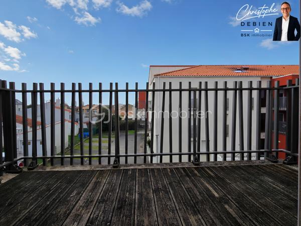 Christophe Debien – BSK Immobilier Vendée vous présente, au sud-ouest du Château d’Olonne, ce charmant appartement de 2011 alliant confort, luminosité et praticité.

Vous recherchez un bien fonctionnel, au calme, tout en restant proche de tout ? Cet appartement bénéficie d’un emplacement stratégique : arrêt de bus à proximité immédiate et à moins de 10 minutes à vélo de la gare SNCF, des plages et du centre commercial La Boussole.

Situé au 2ᵉ et dernier étage d’une résidence récente, sécurisée et à taille humaine, sans ascenseur, ce logement parfaitement entretenu offre un cadre de vie serein. Son exposition ouest apporte une belle luminosité en fin de journée, aussi bien dans la pièce de vie que dans la chambre.

L’appartement se compose de :

• Une entrée avec dressing et WC séparés
• Une pièce de vie fonctionnelle avec kitchenette et accès direct au balcon, idéal pour profiter des soirées ensoleillées
• Une chambre spacieuse ouverte sur le balcon
• Une salle d’eau confortable attenante

La résidence propose également :

• Deux places de parking privatives
• Un local vélo collectif
• Un espace dédié au tri des déchets

Un bien idéal pour un premier achat, un pied-à-terre en bord de mer ou un investissement locatif sécurisé.

Envie d’en savoir plus ou de programmer une visite ?

📞 Contactez-moi dès maintenant — je me ferai un plaisir de vous accompagner dans la réussite de votre projet immobilier.

Conformément aux dispositions de la loi ELAN, tout candidat acquéreur est informé de son droit de se faire accompagner, lors de la visite, par un professionnel du bâtiment de son choix.

Il est demandé de signaler préalablement la présence de cet intervenant afin de permettre l’organisation de la visite dans des conditions adaptées.