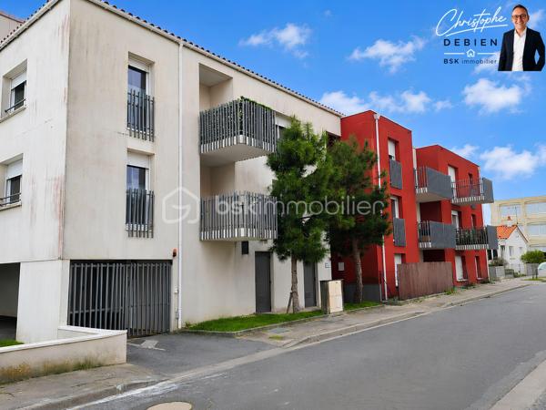 Christophe Debien – BSK Immobilier Vendée vous présente, au sud-ouest du Château d’Olonne, ce charmant appartement de 2011 alliant confort, luminosité et praticité.

Vous recherchez un bien fonctionnel, au calme, tout en restant proche de tout ? Cet appartement bénéficie d’un emplacement stratégique : arrêt de bus à proximité immédiate et à moins de 10 minutes à vélo de la gare SNCF, des plages et du centre commercial La Boussole.

Situé au 2ᵉ et dernier étage d’une résidence récente, sécurisée et à taille humaine, sans ascenseur, ce logement parfaitement entretenu offre un cadre de vie serein. Son exposition ouest apporte une belle luminosité en fin de journée, aussi bien dans la pièce de vie que dans la chambre.

L’appartement se compose de :

• Une entrée avec dressing et WC séparés
• Une pièce de vie fonctionnelle avec kitchenette et accès direct au balcon, idéal pour profiter des soirées ensoleillées
• Une chambre spacieuse ouverte sur le balcon
• Une salle d’eau confortable attenante

La résidence propose également :

• Deux places de parking privatives
• Un local vélo collectif
• Un espace dédié au tri des déchets

Un bien idéal pour un premier achat, un pied-à-terre en bord de mer ou un investissement locatif sécurisé.

Envie d’en savoir plus ou de programmer une visite ?

📞 Contactez-moi dès maintenant — je me ferai un plaisir de vous accompagner dans la réussite de votre projet immobilier.

Conformément aux dispositions de la loi ELAN, tout candidat acquéreur est informé de son droit de se faire accompagner, lors de la visite, par un professionnel du bâtiment de son choix.

Il est demandé de signaler préalablement la présence de cet intervenant afin de permettre l’organisation de la visite dans des conditions adaptées.