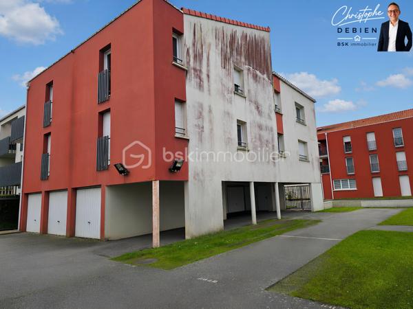 Christophe Debien – BSK Immobilier Vendée vous présente, au sud-ouest du Château d’Olonne, ce charmant appartement de 2011 alliant confort, luminosité et praticité.

Vous recherchez un bien fonctionnel, au calme, tout en restant proche de tout ? Cet appartement bénéficie d’un emplacement stratégique : arrêt de bus à proximité immédiate et à moins de 10 minutes à vélo de la gare SNCF, des plages et du centre commercial La Boussole.

Situé au 2ᵉ et dernier étage d’une résidence récente, sécurisée et à taille humaine, sans ascenseur, ce logement parfaitement entretenu offre un cadre de vie serein. Son exposition ouest apporte une belle luminosité en fin de journée, aussi bien dans la pièce de vie que dans la chambre.

L’appartement se compose de :

• Une entrée avec dressing et WC séparés
• Une pièce de vie fonctionnelle avec kitchenette et accès direct au balcon, idéal pour profiter des soirées ensoleillées
• Une chambre spacieuse ouverte sur le balcon
• Une salle d’eau confortable attenante

La résidence propose également :

• Deux places de parking privatives
• Un local vélo collectif
• Un espace dédié au tri des déchets

Un bien idéal pour un premier achat, un pied-à-terre en bord de mer ou un investissement locatif sécurisé.

Envie d’en savoir plus ou de programmer une visite ?

📞 Contactez-moi dès maintenant — je me ferai un plaisir de vous accompagner dans la réussite de votre projet immobilier.

Conformément aux dispositions de la loi ELAN, tout candidat acquéreur est informé de son droit de se faire accompagner, lors de la visite, par un professionnel du bâtiment de son choix.

Il est demandé de signaler préalablement la présence de cet intervenant afin de permettre l’organisation de la visite dans des conditions adaptées.