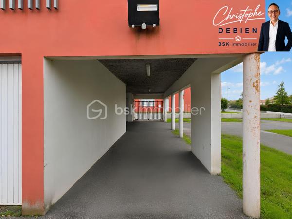 Christophe Debien – BSK Immobilier Vendée vous présente, au sud-ouest du Château d’Olonne, ce charmant appartement de 2011 alliant confort, luminosité et praticité.

Vous recherchez un bien fonctionnel, au calme, tout en restant proche de tout ? Cet appartement bénéficie d’un emplacement stratégique : arrêt de bus à proximité immédiate et à moins de 10 minutes à vélo de la gare SNCF, des plages et du centre commercial La Boussole.

Situé au 2ᵉ et dernier étage d’une résidence récente, sécurisée et à taille humaine, sans ascenseur, ce logement parfaitement entretenu offre un cadre de vie serein. Son exposition ouest apporte une belle luminosité en fin de journée, aussi bien dans la pièce de vie que dans la chambre.

L’appartement se compose de :

• Une entrée avec dressing et WC séparés
• Une pièce de vie fonctionnelle avec kitchenette et accès direct au balcon, idéal pour profiter des soirées ensoleillées
• Une chambre spacieuse ouverte sur le balcon
• Une salle d’eau confortable attenante

La résidence propose également :

• Deux places de parking privatives
• Un local vélo collectif
• Un espace dédié au tri des déchets

Un bien idéal pour un premier achat, un pied-à-terre en bord de mer ou un investissement locatif sécurisé.

Envie d’en savoir plus ou de programmer une visite ?

📞 Contactez-moi dès maintenant — je me ferai un plaisir de vous accompagner dans la réussite de votre projet immobilier.

Conformément aux dispositions de la loi ELAN, tout candidat acquéreur est informé de son droit de se faire accompagner, lors de la visite, par un professionnel du bâtiment de son choix.

Il est demandé de signaler préalablement la présence de cet intervenant afin de permettre l’organisation de la visite dans des conditions adaptées.