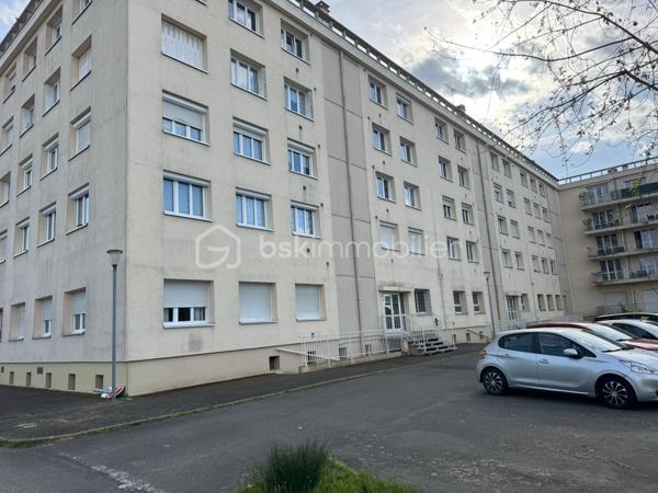 Bel appartement de 85 m² situé au 1er étage d’une résidence, situé proche des commerces.
Avec un arrêt de bus rue du Mans devant la résidence.

Il se compose de :
deux chambres,
un grand séjour lumineux,
une cuisine,
une salle de bain,
ainsi qu’une cave d’environ 15 m².

✅ Chauffage au gaz de ville
✅ Menuiseries PVC remplacées en 2011

Travaux récents réalisés dans la copropriété :
moteur d’ascenseur remplacé en 2024,

📍Produit rare à la vente – à voir rapidement !