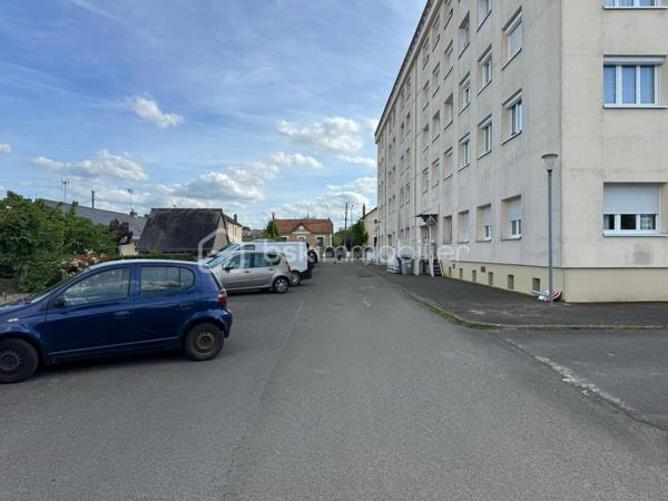 Bel appartement de 85 m² situé au 1er étage d’une résidence, situé proche des commerces.
Avec un arrêt de bus rue du Mans devant la résidence.

Il se compose de :
deux chambres,
un grand séjour lumineux,
une cuisine,
une salle de bain,
ainsi qu’une cave d’environ 15 m².

✅ Chauffage au gaz de ville
✅ Menuiseries PVC remplacées en 2011

Travaux récents réalisés dans la copropriété :
moteur d’ascenseur remplacé en 2024,

📍Produit rare à la vente – à voir rapidement !