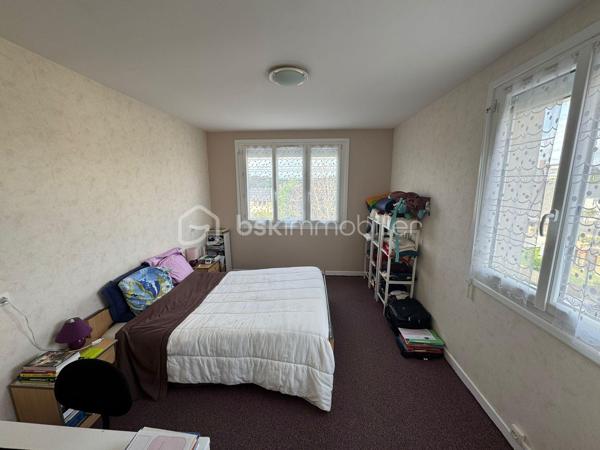 Bel appartement de 85 m² situé au 1er étage d’une résidence, situé proche des commerces.
Avec un arrêt de bus rue du Mans devant la résidence.

Il se compose de :
deux chambres,
un grand séjour lumineux,
une cuisine,
une salle de bain,
ainsi qu’une cave d’environ 15 m².

✅ Chauffage au gaz de ville
✅ Menuiseries PVC remplacées en 2011

Travaux récents réalisés dans la copropriété :
moteur d’ascenseur remplacé en 2024,

📍Produit rare à la vente – à voir rapidement !
