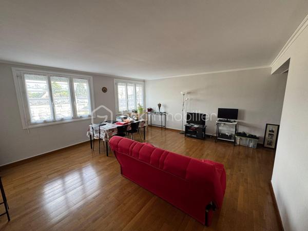 Bel appartement de 85 m² situé au 1er étage d’une résidence, situé proche des commerces.
Avec un arrêt de bus rue du Mans devant la résidence.

Il se compose de :
deux chambres,
un grand séjour lumineux,
une cuisine,
une salle de bain,
ainsi qu’une cave d’environ 15 m².

✅ Chauffage au gaz de ville
✅ Menuiseries PVC remplacées en 2011

Travaux récents réalisés dans la copropriété :
moteur d’ascenseur remplacé en 2024,

📍Produit rare à la vente – à voir rapidement !