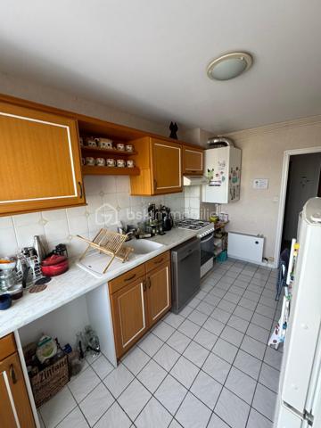 Bel appartement de 85 m² situé au 1er étage d’une résidence, situé proche des commerces.
Avec un arrêt de bus rue du Mans devant la résidence.

Il se compose de :
deux chambres,
un grand séjour lumineux,
une cuisine,
une salle de bain,
ainsi qu’une cave d’environ 15 m².

✅ Chauffage au gaz de ville
✅ Menuiseries PVC remplacées en 2011

Travaux récents réalisés dans la copropriété :
moteur d’ascenseur remplacé en 2024,

📍Produit rare à la vente – à voir rapidement !