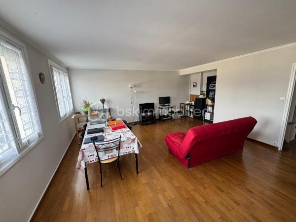 Bel appartement de 85 m² situé au 1er étage d’une résidence, situé proche des commerces.
Avec un arrêt de bus rue du Mans devant la résidence.

Il se compose de :
deux chambres,
un grand séjour lumineux,
une cuisine,
une salle de bain,
ainsi qu’une cave d’environ 15 m².

✅ Chauffage au gaz de ville
✅ Menuiseries PVC remplacées en 2011

Travaux récents réalisés dans la copropriété :
moteur d’ascenseur remplacé en 2024,

📍Produit rare à la vente – à voir rapidement !